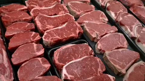 El presidente Donald Trump dijo este miércoles que los ganaderos estadounidenses se están beneficiando de los aranceles que ha impuesto a las importaciones, pero que deben bajar los precios para animar a los consumidores estadounidenses a comprar su carne de vacuno.

Para más información del tema, visita: https://www.eleconomista.com.mx/empresas/trump-pide-ganaderos-eu-bajar-precios-carne-beneficiarse-aranceles-20251022-782989.html

¡Síguenos en nuestras redes sociales para mantenerte informado!

Twitter: https://twitter.com/eleconomista
Facebook: https://www.facebook.com/ElEconomista.mx
Instagram: https://www.instagram.com/eleconomistamx
LinkedIn: https://www.linkedin.com/company/el-economista/

#ElEconomista #EETV