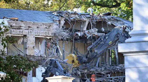 Maquinaria pesada derriba una sección del Ala Este de la Casa Blanca.