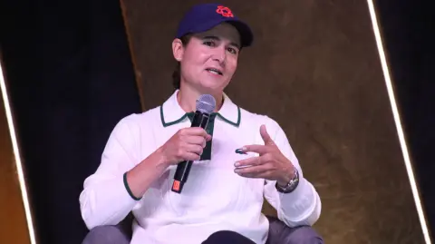 Lorena Ochoa, golfista profesional y campeona internacional, destacó la importancia de asumir nuevos retos como clave del éxito en la carrera.