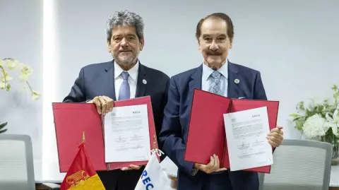 René Calderón Bujdud (izq).