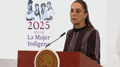 La presidenta Claudia Sheinbaum dijo la mañana de este viernes que México va a esperar a ver cómo evolucionan las relaciones entre Estados Unidos y Canadá, tras el anuncio el jueves de Donald Trump de cancelar las negociaciones comerciales entre las dos naciones.