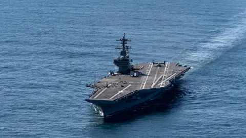 Estados Unidos envió un portaaviones y su flotilla de barcos correspondiente para luchar contra el tráfico de drogas en América Latina, dijo este viernes el Pentágono, lo que significa un fuerte aumento del poder militar estadounidense en la región.

Para más información del tema, visita: https://www.eleconomista.com.mx/internacionales/trump-envia-portaaviones-uss-gerald-r-ford-combatir-trafico-drogas-america-latina-20251024-783379.html

¡Síguenos en nuestras redes sociales para mantenerte informado!

Twitter: https://twitter.com/eleconomista
Facebook: https://www.facebook.com/ElEconomista.mx
Instagram: https://www.instagram.com/eleconomistamx
LinkedIn: https://www.linkedin.com/company/el-economista/

#ElEconomista #EETV