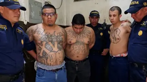 El gobierno de Guatemala anunció este viernes que pedirá a Estados Unidos un equipo de expertos del FBI para intentar recapturar a los cabecillas de la pandilla Barrio 18 que se fugaron de una cárcel.

¡Síguenos en nuestras redes sociales para mantenerte informado!

Twitter: https://twitter.com/eleconomista
Facebook: https://www.facebook.com/ElEconomista.mx
Instagram: https://www.instagram.com/eleconomistamx
LinkedIn: https://www.linkedin.com/company/el-economista/

#ElEconomista #EETV