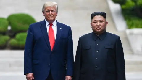 Un alto funcionario estadounidense dijo que no se anticipaba ninguna reunión entre los mandatarios de Estados Unidos y Corea del Norte, durante la visita del presidente Trump a Corea del Sur para el Foro de Cooperación Económica Asia-Pacífico (APEC).

Para más información del tema, visita: https://www.eleconomista.com.mx/internacionales/estados-unidos-descarta-reunion-trump-kim-jong-viaje-asia-20251024-783410.html

¡Síguenos en nuestras redes sociales para mantenerte informado!

Twitter: https://twitter.com/eleconomista 
Facebook: https://www.facebook.com/ElEconomista.mx
Instagram: https://www.instagram.com/eleconomistamx
LinkedIn: https://www.linkedin.com/company/el-economista/
T

#ElEconomista #EETV