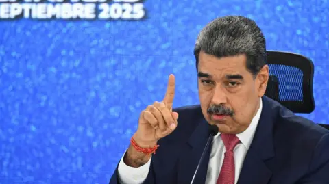 El presidente de Venezuela dijo en un mensaje en cadena nacional venezolana tras el despliegue militar de Estados Unidos "se están inventando una guerra que nosotros vamos a evitar".

Para más información del tema, visita: https://www.eleconomista.com.mx/internacionales/maduro-denuncia-eu-inventando-guerra-venezuela-despliegue-militar-20251024-783428.html 

¡Síguenos en nuestras redes sociales para mantenerte informado!

Twitter: https://twitter.com/eleconomista 
Facebook: https://www.facebook.com/ElEconomista.mx
Instagram: https://www.instagram.com/eleconomistamx
LinkedIn: https://www.linkedin.com/company/el-economista/

#ElEconomista #NicolásMaduro #EstadosUnidos