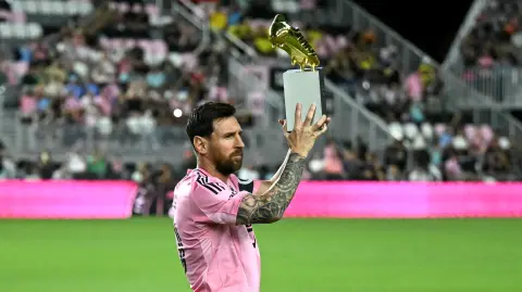 El delantero argentino del Inter de Miami, Lionel Messi, posa con la bota de oro de la MLS.