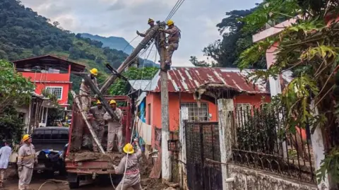 La Comisión informó que el personal eléctrico permanecerá en los sitios que requieran reparaciones definitivas.

Para más información del tema, visita: https://www.eleconomista.com.mx/empresas/cfe-reporta-restablecimiento-electricidad-100-estados-afectados-lluvias-20251025-783482.html

¡Síguenos en nuestras redes sociales para mantenerte informado!

Twitter: https://twitter.com/eleconomista 
Facebook: https://www.facebook.com/ElEconomista.mx
Instagram: https://www.instagram.com/eleconomistamx
LinkedIn: https://www.linkedin.com/company/el-economista/
T

#ElEconomista #EETV
