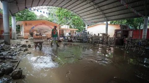 Trabajos de limpieza en escuelas afectadas por las lluvias torrenciales.