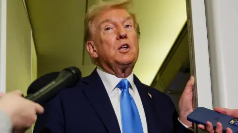 El primer ministro canadiense, Mark Carney, dijo que Canadá estaba dispuesta a reanudar las conversaciones comerciales con Estados Unidos.

Para más información del tema, visita: https://www.eleconomista.com.mx/internacionales/trump-anuncia-aumento-10-aranceles-canada-20251025-783499.html

¡Síguenos en nuestras redes sociales para mantenerte informado!

Twitter: https://twitter.com/eleconomista 
Facebook: https://www.facebook.com/ElEconomista.mx
Instagram: https://www.instagram.com/eleconomistamx
LinkedIn: https://www.linkedin.com/company/el-economista/

#ElEconomista #Trump #Aranceles