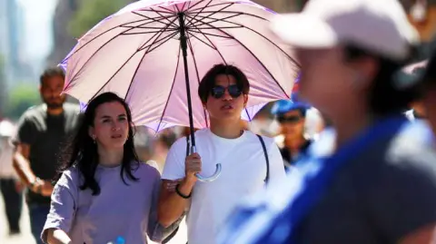 El frente frío número 10 comenzará a retirarse del territorio nacional este domingo, dejando un ambiente caluroso en gran parte del país. El SMN prevé temperaturas de hasta 40 °C en el norte y sureste, además de lluvias y chubascos dispersos en el sur y la Península de Yucatán.

Para más información del tema, visita: https://www.eleconomista.com.mx/politica/clima-mexico-hoy-domingo-26-octubre-frente-frio-10-aleja-habra-temperaturas-40-grados-norte-20251026-783512.html

¡Síguenos en nuestras redes sociales para mantenerte informado!

Twitter: https://twitter.com/eleconomista 
Facebook: https://www.facebook.com/ElEconomista.mx
Instagram: https://www.instagram.com/eleconomistamx
LinkedIn: https://www.linkedin.com/company/el-economista/

#ElEconomista #Clima