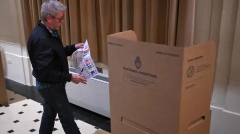 Los comicios son claves para determinar si Milei logra los escaños para sostener sus decretos e impulsar las reformas impositiva, laboral y previsional que marcarán la segunda mitad de su mandato.

Para más información del tema, visita: https://www.eleconomista.com.mx/internacionales/argentina-celebra-legislativas-clave-gobernabilidad-milei-20251026-783517.html

¡Síguenos en nuestras redes sociales para mantenerte informado!

Twitter: https://twitter.com/eleconomista 
Facebook: https://www.facebook.com/ElEconomista.mx
Instagram: https://www.instagram.com/eleconomistamx
LinkedIn: https://www.linkedin.com/company/el-economista/
T

#ElEconomista #EETV