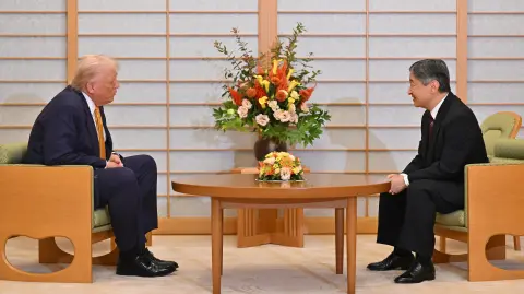 El presidente de Estados Unidos, Donald Trump, se reúne con el emperador de Japón, Naruhito, en el Palacio Imperial de Tokio.