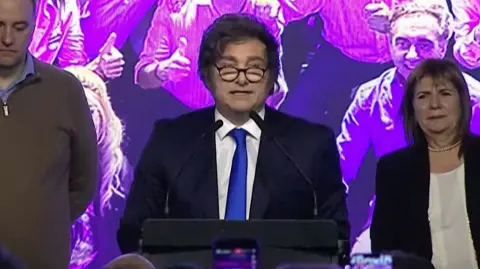 El presidente Javier Milei obtuvo un sorpresivo y contundente triunfo en las elecciones legislativas del domingo en Argentina, un acontecimiento "bisagra" según el líder ultraliberal que recibió un espaldarazo de su par estadounidense Donald Trump ante su "aplastante victoria".