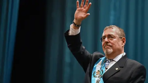 (FILES) Guatemala's new President Bernardo Arevalo waves after swearing in during his inauguration ceremony at the Miguel Angel Asturias Cultural Centre in Guatemala City, early on January 15, 2024. Guatemala's President Bernardo Arevalo denounced on October 26, 2025, a new attempt at a coup d'etat orchestrated by the prosecutor's office, while the OAS demanded respect for the results of the elections won by the Social Democrat in 2023. (Photo by Johan ORDONEZ / AFP)