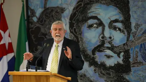 El embajador de Cuba en México, Marcos Rodríguez Costa, ofreció una conferencia de prensa de cara a la votación del proyecto de resolución 79/7 “Necesidad de poner fin al bloqueo” en la 80ª Asamblea General de las Naciones Unidas.