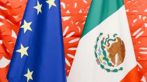 Banderas de la Unión Europea y México.