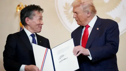 El director ejecutivo de Hitachi, Toshiaki Tokunaga, y el presidente estadounidense, Donald Trump