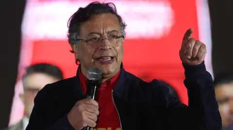 Gustavo Petro cuestionó los ataques de Estados Unidos contra narcolanchas en el Pacífico y aseguró que son “ineficaces” y con fines de invasión.