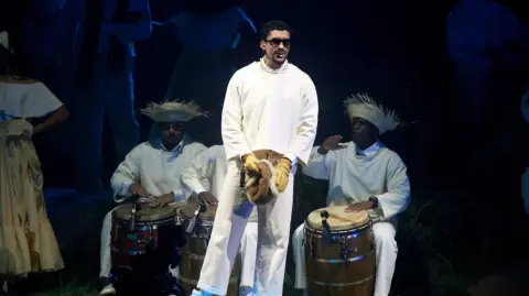 El anuncio de que el cantante puertorriqueño Benito Antonio Martínez Ocasio será el encargado del show del medio tiempo del próximo Super Bowl LX despertó ámpulas y críticas de todo tipo. Mientras hay quien se desgarra las vestiduras quejándose sobre los gustos musicales de los organizadores, otros protestan su inclusión por cuestiones políticas. 

Para más información del tema, visita: https://www.eleconomista.com.mx/opinion/importancia-bad-bunny-super-bowl-lx-20251002-779795.html

¡Síguenos en nuestras redes sociales para mantenerte informado!

Twitter: https://twitter.com/eleconomista 
Facebook: https://www.facebook.com/ElEconomista.mx
Instagram: https://www.instagram.com/eleconomistamx
LinkedIn: https://www.linkedin.com/company/el-economista/

#ElEconomista #EETV