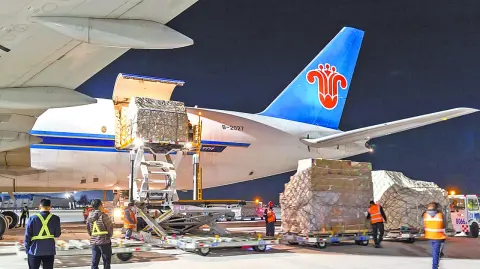 La medida será efectiva a partir del 7 de noviembre y es represalia de Washington ante su inconformidad con la prohibición de las operaciones de carga dedicada en el AICM y su traslado al AIFA, debido los supuestos efectos anticompetitivos que esta generó.

Para más información del tema, visita: https://www.eleconomista.com.mx/empresas/eu-revoca-13-rutas-aerolineas-mexicanas-aifa-aicm-20251029-784013.html
Twitter: https://twitter.com/eleconomista   
Sitio web: https://www.eleconomista.com.mx/   
Facebook: https://www.facebook.com/ElEconomista.mx   
 
#ElEconomista￼