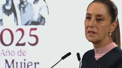 La presidenta Claudia Sheinbaum rechazó la mañana de este miércoles el anuncio de Washington de revocar la aprobación de 13 rutas de aerolíneas mexicanas a Estados Unidos y cancelar vuelos combinados de pasajeros y carga.

Para más información del tema, visita: https://www.eleconomista.com.mx/politica/sheinbaum-rechazar-cancelacion-eu-vuelos-aifa-revisara-protocolos-ataque-lancha-20251029-784051.html

¡Síguenos en nuestras redes sociales para mantenerte informado!

Twitter: https://twitter.com/eleconomista 
Facebook: https://www.facebook.com/ElEconomista.mx
Instagram: https://www.instagram.com/eleconomistamx
LinkedIn: https://www.linkedin.com/company/el-economista/

#ElEconomista #Sheinbaum #AICM #AIFA