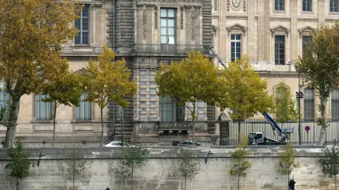 De 34 y 39 años de edad, los hombres, que fueron detenidos el sábado por la noche, fueron inculpados por "robo en banda organizada, y asociación para delinquir con miras a cometer un crimen".