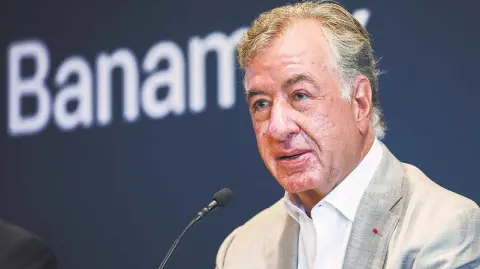 La asamblea ordinaria de accionistas de BBVA México, aprobó la renuncia de Fernando Chico Pardo como consejero suplente de la institución, con efecto a partir del 28 de octubre.

Para más información del tema, visita: https://www.eleconomista.com.mx/sectorfinanciero/fernando-chico-pardo-deja-consejo-bbva-mexico-anuncio-compra-parte-banamex-20251029-784135.html

¡Síguenos en nuestras redes sociales para mantenerte informado!

Twitter: https://twitter.com/eleconomista 
Facebook: https://www.facebook.com/ElEconomista.mx
Instagram: https://www.instagram.com/eleconomistamx
LinkedIn: https://www.linkedin.com/company/el-economista/

#ElEconomista #ChicoPardo #Banamex