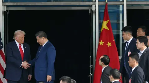 El presidente de Estados Unidos, Donald Trump, dijo este jueves que había acordado con el presidente Xi Jinping recortar los aranceles a China a cambio de que Pekín tomara medidas enérgicas contra el comercio ilícito de fentanilo, reanudara las compras estadounidenses de soja y mantuviera el flujo de exportaciones de tierras raras.

Para más información del tema, visita: https://www.eleconomista.com.mx/empresas/trump-rebaja-aranceles-china-increible-reunion-xi-jinping-cuanto-quedaron-20251030-784245.html
Twitter: https://twitter.com/eleconomista   
Sitio web: https://www.eleconomista.com.mx/   
Facebook: https://www.facebook.com/ElEconomista.mx   
 
#ElEconomista￼