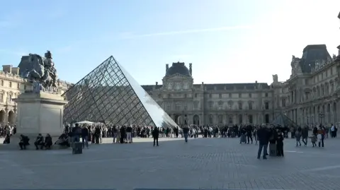 La policía francesa detuvo la noche del miércoles a otros cinco sospechosos relacionados con el robo en el museo del Louvre, entre ellos uno que podría haber formado parte del comando asaltante, indicó el jueves la fiscal de París, Laure Beccuau.

¡Síguenos en nuestras redes sociales para mantenerte informado!

Twitter: https://twitter.com/eleconomista 
Facebook: https://www.facebook.com/ElEconomista.mx
Instagram: https://www.instagram.com/eleconomistamx
LinkedIn: https://www.linkedin.com/company/el-economista/

#ElEconomista #EETV