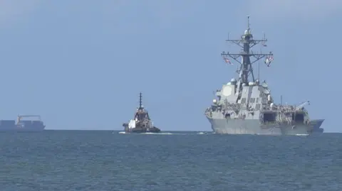 Un buque destructor de Estados Unidos zarpó el jueves de un puerto de Trinidad y Tobago, a poco más de 10 kilómetros de las costas de Venezuela, en medio del despliegue militar que ordenó Washington para su operación antidrogas en el Caribe, constataron periodistas de la AFP.