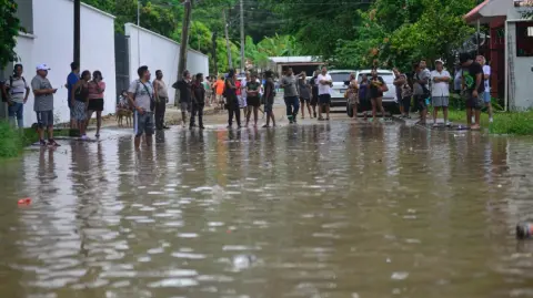 En negocios de municipios que resultaron afectados por las lluvias se han hallado casos con reportes de alza en precios, hasta del 200 por ciento.

Para más información del tema, visita: https://www.eleconomista.com.mx/estados/canaco-puebla-denuncia-abusos-precios-municipios-damnificados-20251029-784139.html 

¡Síguenos en nuestras redes sociales para mantenerte informado!

Twitter: https://twitter.com/eleconomista 
Facebook: https://www.facebook.com/ElEconomista.mx
Instagram: https://www.instagram.com/eleconomistamx
LinkedIn: https://www.linkedin.com/company/el-economista/

#ElEconomista #EETV