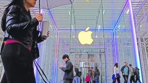 Entre julio y septiembre, cuarto trimestre fiscal para la compañía de la manzana, Apple se anotó un beneficio neto de 27,466 millones de dólares, mejorando así en un 86.4% el resultado contabilizado un año antes.

Para más información del tema, visita: https://www.eleconomista.com.mx/mercados/apple-eleva-19-5-beneficio-cierre-ano-fiscal-ultimo-trimestre-record-20251030-784334.html

¡Síguenos en nuestras redes sociales para mantenerte informado!

Twitter: https://twitter.com/eleconomista 
Facebook: https://www.facebook.com/ElEconomista.mx
Instagram: https://www.instagram.com/eleconomistamx
LinkedIn: https://www.linkedin.com/company/el-economista/

#ElEconomista #EETV