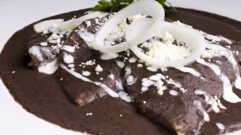 Plato de huevo revuelto con frijoles