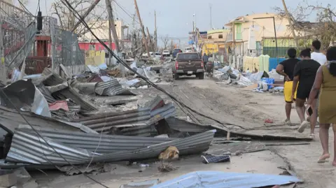 Melissa, el peor huracán atlántico en casi un siglo, dejó al menos 30 muertos en Haití y 19 en Jamaica, así como partes de Cuba en ruinas, en su avance este jueves por el Caribe rumbo a Bermudas.
