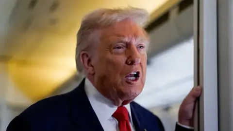 Donald Trump desmintió que el Ejército de EU prepare ataques contra Venezuela, como reportaron medios; la Casa Blanca también negó la versión.

Para más información del tema, visita: https://www.eleconomista.com.mx/internacionales/trump-niega-planes-militares-estados-unidos-atacar-objetivos-venezuela-20251031-784511.html

¡Síguenos en nuestras redes sociales para mantenerte informado!

Twitter: https://twitter.com/eleconomista 
Facebook: https://www.facebook.com/ElEconomista.mx
Instagram: https://www.instagram.com/eleconomistamx
LinkedIn: https://www.linkedin.com/company/el-economista/
T

#ElEconomista #EETV