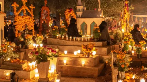 Celebración del Día de Muertos en Tzintzuntzan (Michoacán, México). Claudio Briones/Shutterstock