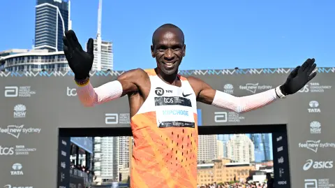El keniano Eliud Kipchoge saluda a sus seguidores tras cruzar la meta en el Maratón de Sídney 2025.