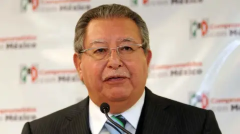 Rojas Gutiérrez fue considerado “un priísta ejemplar y servidor público de gran trayectoria".

Para más información del tema, visita: https://www.eleconomista.com.mx/politica/fallece-francisco-rojas-gutierrez-ex-directror-general-pemex-cfe-20251101-784585.html 

¡Síguenos en nuestras redes sociales para mantenerte informado!

Twitter: https://twitter.com/eleconomista 
Facebook: https://www.facebook.com/ElEconomista.mx
Instagram: https://www.instagram.com/eleconomistamx
LinkedIn: https://www.linkedin.com/company/el-economista/

#ElEconomista #FranciscoRojasGutiérrez #Pemex