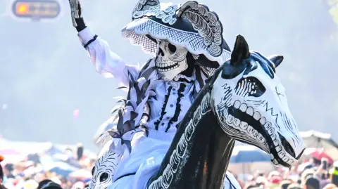 Una catrina en el desfile del Día de Muertos en Ciudad de México. Eve Orea/Shutterstock