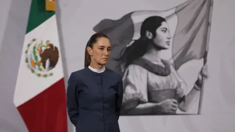 La presidenta advirtió que la marcha juvenil del 15 de noviembre no es un movimiento legítimo, sino impulsado por intereses políticos.

Para más información del tema, visita: https://www.eleconomista.com.mx/politica/sheinbaum-pone-duda-autenticidad-marcha-generacion-z-acusa-campana-millonaria-redes-20251103-784780.html

¡Síguenos en nuestras redes sociales para mantenerte informado!

Twitter: https://twitter.com/eleconomista 
Facebook: https://www.facebook.com/ElEconomista.mx
Instagram: https://www.instagram.com/eleconomistamx
LinkedIn: https://www.linkedin.com/company/el-economista/

#ElEconomista #EETV