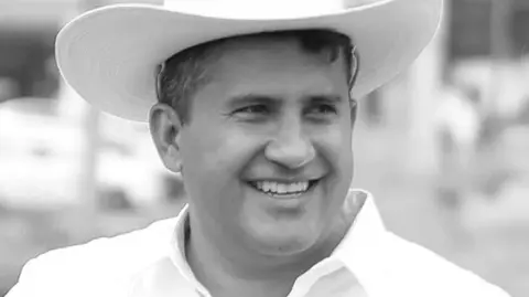 Con el violento asesinato del alcalde de Uruapan, Carlos Manzo, suman ya 10 presidentes municipales o alcaldes que han fallecido de manera violenta desde que inició el actual sexenio.

Para más información del tema, visita: https://www.eleconomista.com.mx/politica/10-alcaldes-presidentes-municipales-han-sido-asesinados-sexenio-20251103-784802.html

¡Síguenos en nuestras redes sociales para mantenerte informado!

Twitter: https://twitter.com/eleconomista 
Facebook: https://www.facebook.com/ElEconomista.mx
Instagram: https://www.instagram.com/eleconomistamx
LinkedIn: https://www.linkedin.com/company/el-economista/

#ElEconomista #EETV