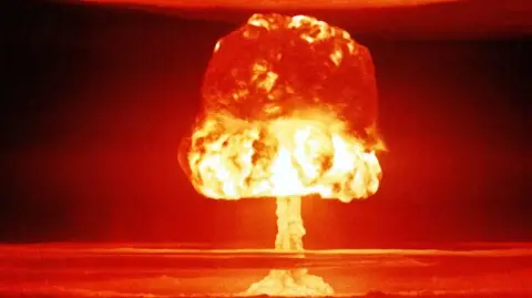 El presidente Vladimir Putin declaró este miércoles que Rusia podría reanudar sus pruebas nucleares si Estados Unidos decide hacer lo mismo, en respuesta a las declaraciones de su homólogo Donald Trump, quien ordenó al Pentágono "comenzar a probar" las armas nucleares estadounidenses.

Para más información del tema, visita: https://www.eleconomista.com.mx/internacionales/putin-entra-guerra-declaraciones-trump-rusia-reanudar-ensayos-nucleares-dice-20251105-785148.html

¡Síguenos en nuestras redes sociales para mantenerte informado!

Twitter: https://twitter.com/eleconomista 
Facebook: https://www.facebook.com/ElEconomista.mx
Instagram: https://www.instagram.com/eleconomistamx
LinkedIn: https://www.linkedin.com/company/el-economista/

#ElEconomista #EETV