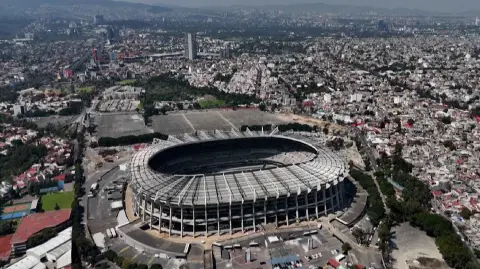 Desde su puesto de ramen en Ciudad de México, el japonés Satoru Hasuike sueña con que el Mundial 2026 propulse su negocio, pero familias enteras dedicadas a la comida callejera ven angustiadas cómo la fiesta futbolística amenaza su sustento ante una inminente reubicación.

¡Síguenos en nuestras redes sociales para mantenerte informado!

Twitter: https://twitter.com/eleconomista 
Facebook: https://www.facebook.com/ElEconomista.mx
Instagram: https://www.instagram.com/eleconomistamx
LinkedIn: https://www.linkedin.com/company/el-economista/

#ElEconomista #AFP #Mundial2026