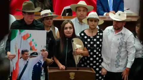 La viuda de Manzo deberá concluir el período para el que fue electo su esposo como alcalde de Uruapan, 2024-2027.

Para más información del tema, visita: https://www.eleconomista.com.mx/politica/grecia-quiroz-asume-presidencia-municipal-uruapan-asesinato-esposo-carlos-manzo-20251105-785212.html

¡Síguenos en nuestras redes sociales para mantenerte informado!

Twitter: https://twitter.com/eleconomista 
Facebook: https://www.facebook.com/ElEconomista.mx
Instagram: https://www.instagram.com/eleconomistamx
LinkedIn: https://www.linkedin.com/company/el-economista/

#ElEconomista #EETV