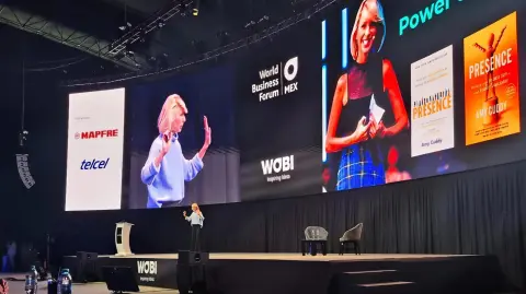 Amy Cuddy durante su participación en WOBI