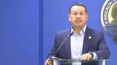 La Fiscalía de Michoacán confirmó que el atacante era originario de Paracho y que en el homicidio participaron más personas vinculadas al crimen organizado.

Para más información del tema, visita: https://www.eleconomista.com.mx/politica/fiscalia-michoacan-identifica-menor-17-anos-autor-homicidio-carlos-manzo-20251106-785360.html

¡Síguenos en nuestras redes sociales para mantenerte informado!

Twitter: https://twitter.com/eleconomista 
Facebook: https://www.facebook.com/ElEconomista.mx
Instagram: https://www.instagram.com/eleconomistamx
LinkedIn: https://www.linkedin.com/company/el-economista/

#ElEconomista #CarlosManzo #Uruapan