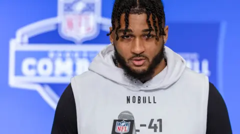 En la mañana del jueves, los Cowboys informaron de la muerte de Kneeland sin detallar las causas.

Para más información del tema, visita: https://www.eleconomista.com.mx/deportes/murio-marshawn-kneeland-jugador-vaqueros-dallas-24-anos-indagan-posible-suicidio-20251106-785374.html

¡Síguenos en nuestras redes sociales para mantenerte informado!

Twitter: https://twitter.com/eleconomista 
Facebook: https://www.facebook.com/ElEconomista.mx
Instagram: https://www.instagram.com/eleconomistamx
LinkedIn: https://www.linkedin.com/company/el-economista/

#ElEconomista #EETV