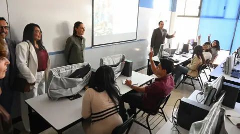 Claudia Sheinbaum Pardo, presidenta de México, pone en marcha el Centro Público de Formación en Inteligencia Artificial.