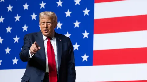 El Gobierno del presidente Donald Trump presentó este jueves una nueva lista de minerales que considera esenciales para la economía y la seguridad nacional de Estados Unidos, sumando al cobre -vital para los vehículos eléctricos, las redes eléctricas y los centros de datos- y al carbón metalúrgico.

Para más información del tema, visita: https://www.eleconomista.com.mx/internacionales/trump-amplia-lista-minerales-criticos-eu-incluir-cobre-carbon-metalurgico-20251106-785352.html

¡Síguenos en nuestras redes sociales para mantenerte informado!

Twitter: https://twitter.com/eleconomista 
Facebook: https://www.facebook.com/ElEconomista.mx
Instagram: https://www.instagram.com/eleconomistamx
LinkedIn: https://www.linkedin.com/company/el-economista/

#ElEconomista #EETV