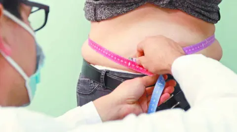 El precio de un mes de tratamiento con estos medicamentos en Estados Unidos puede superar los 1,000 dólares.

Para más información del tema, visita: https://www.eleconomista.com.mx/internacionales/trump-anuncia-acuerdo-reducir-precio-medicamentos-obesidad-eu-20251106-785375.html

¡Síguenos en nuestras redes sociales para mantenerte informado!

Twitter: https://twitter.com/eleconomista 
Facebook: https://www.facebook.com/ElEconomista.mx
Instagram: https://www.instagram.com/eleconomistamx
LinkedIn: https://www.linkedin.com/company/el-economista/

#ElEconomista #Obesidad #Trump